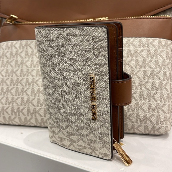 MICHAEL KORS
Medium Signature Logo Wallet
Vanilla
NWT - Picture 11 of 16